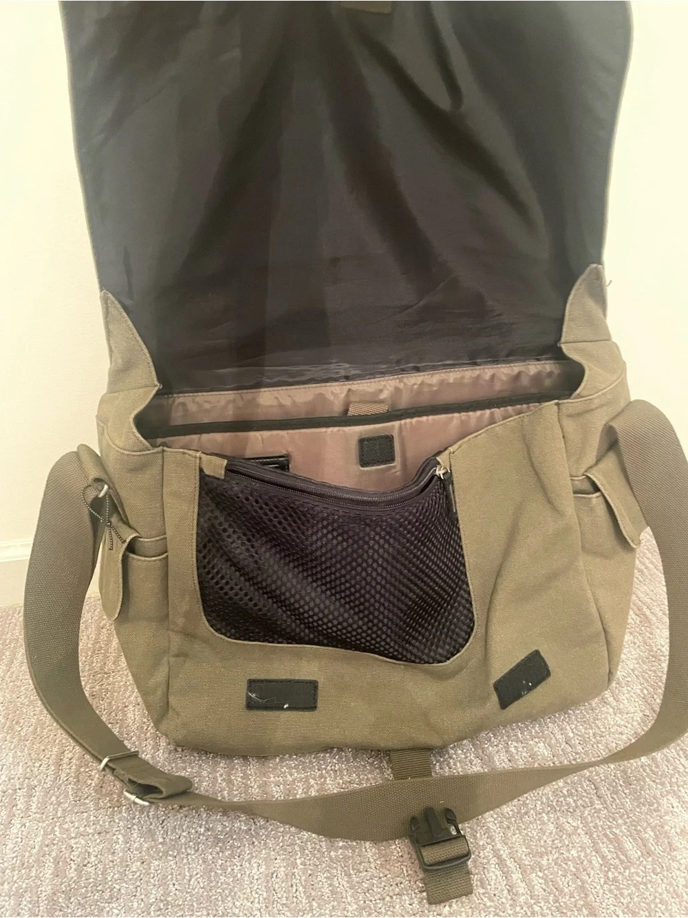 Case Logic - Olive Green Canvas Messenger Bag